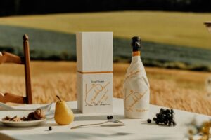 Jacquemus, il brand francese più cool degli ultimi anni, firma la limited edition Veuve Clicquot