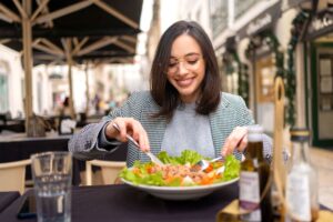 “Reset” della ristorazione in Europa: si spende di più (+10% sul 2019) e si va mangia meno fuori