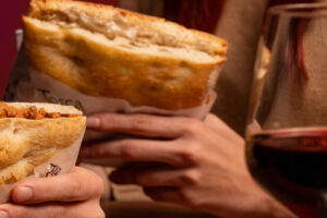 La schiacciata (ripiena) e un calice di Chianti Docg per promuovere la “toscanità” a tavola