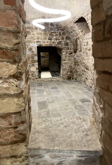 Una parte della “caverna”, nel palazzo di proprietà e rappresentanza della WineNews, a Montalcino, che accoglie la nuova opera di Bizhan Bassiri