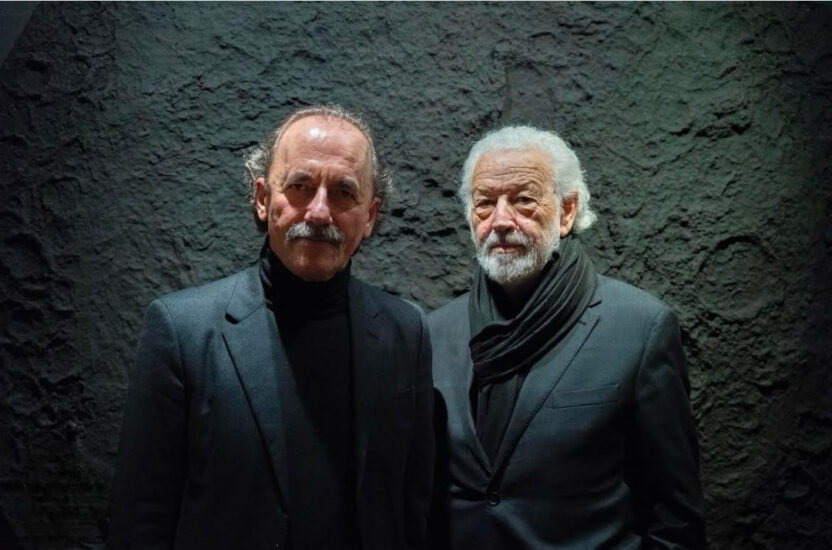 Bizhan Bassiri svela l’opera d’arte “Vene d’Oro del Pensiero Magmatico” nel palazzo di proprietà e rappresentanza di WineNews a Montalcino (in foto con il critico Bruno Corà)