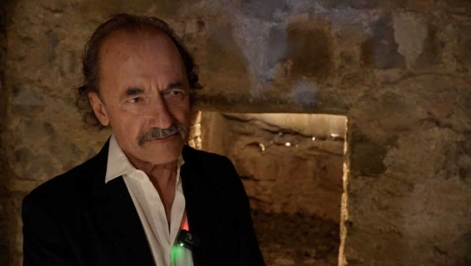 L’artista Bizhan Bassiri, fondatore della Fondazione Bassiri 