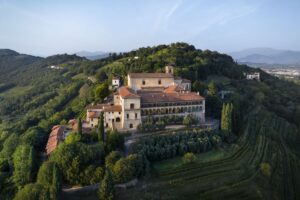 La storia del vino &egrave; inseparabile dalla storia dell&rsquo;umanit&agrave;: viaggio nei &ldquo;monasteri del vino&rdquo;