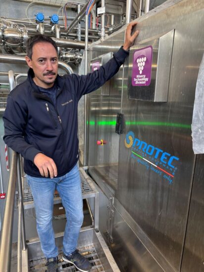 L’enologo di Tenute Cerro Emanuele Nardi con il selettore ottico di uve con Ai