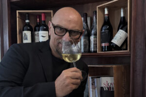 “Qualche errore è stato fatto, il vino italiano non si sarebbe dovuto trovare in tale difficoltà” “Qualche errore è stato fatto, il vino italiano non si sarebbe dovuto trovare in tale difficoltà”