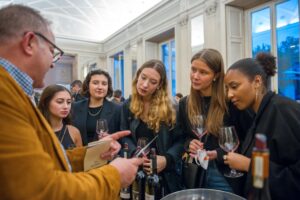 Storie, persone e grandi etichette, per raccontare il vino come esperienza culturale e sociale Storie, persone e grandi etichette, per raccontare il vino come esperienza culturale e sociale
