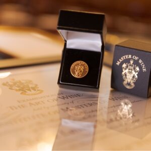 L’Institute of Masters of Wine lancia un’asta di vini con Sotheby’s, per raccogliere fondi