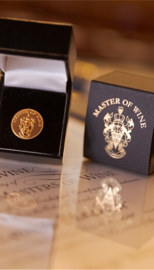 L’Institute of Masters of Wine lancia un’asta di vini con Sotheby’s, per raccogliere fondi