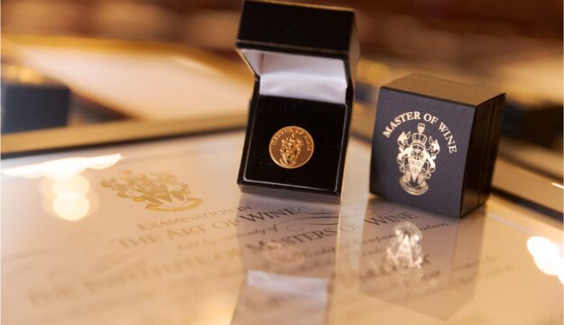 L’Institute of Masters of Wine lancia un’asta di vini con Sotheby’s, per raccogliere fondi