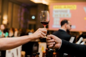 Vino: gdo su in valore ma giù in volume. E nel fuoricasa si consumerà “meno ma meglio” Vino: gdo su in valore ma giù in volume. E nel fuoricasa si consumerà “meno ma meglio”