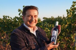 Roberto Giacobbo racconta il Neolitico, ma non è l’età della pietra: è il vino di famiglia Roberto Giacobbo racconta il Neolitico, ma non è l’età della pietra: è il vino di famiglia