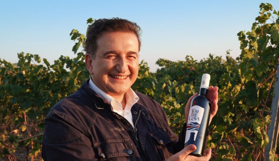 Roberto Giacobbo con il Primitivo Torreclava (credit: Facebook/Torreclava)