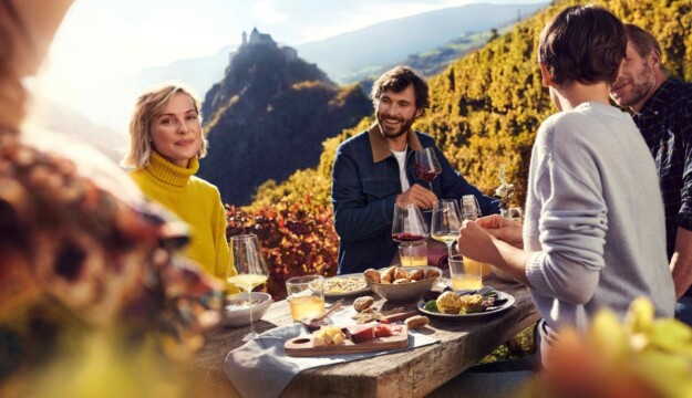 “Il cibo non è solo nutrimento: è ponte e memoria, perché a tavola le distanze si annullano”