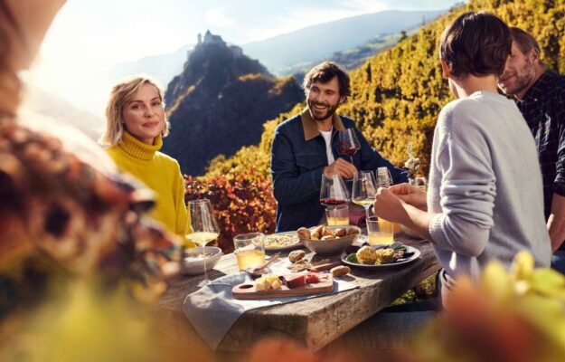 “Il cibo non è solo nutrimento: è ponte e memoria, perché a tavola le distanze si annullano” AUTUNNO, GIANNI MORIANI, GIORNO DEI DEFUNTI, TAVOLA, TRADIZIONI ENOGASTRONOMICHE, TRADIZIONI POPOLARI, Non Solo Vino