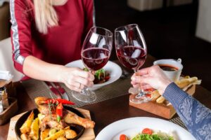 Vino ai pasti e con moderazione: dall’Irvas il decalogo sul consumo responsabile Vino ai pasti e con moderazione: dall’Irvas il decalogo sul consumo responsabile