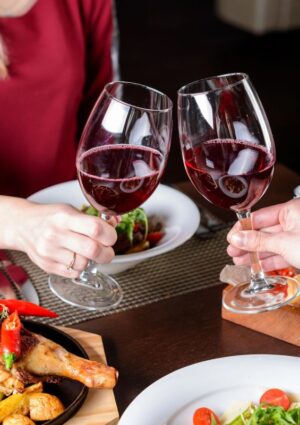 Vino ai pasti e con moderazione: dall’Irvas il decalogo sul consumo responsabile