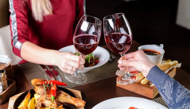 Vino ai pasti e con moderazione: dall’Irvas il decalogo sul consumo responsabile