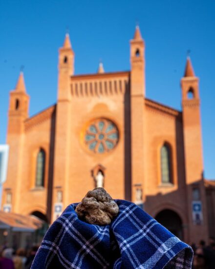 Alba, “capitale” delle Langhe e del tartufo bianco (credit: Facebook/Fiera di Alba) 