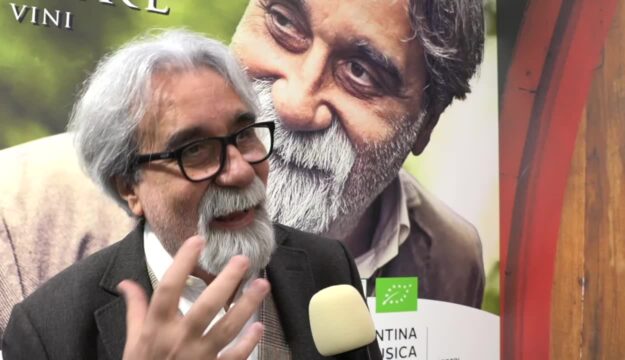 L’addio a Beppe Vessicchio, il più amato direttore d’orchestra italiano, appassionato di vino