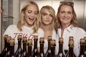 Le sorelle top model Delevingne (produttrici di Prosecco) esortano a “tradire” lo Champagne
