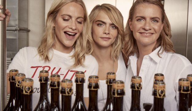 Le sorelle top model Delevingne (produttrici di Prosecco) esortano a “tradire” lo Champagne