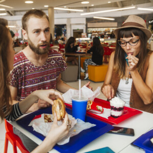Food Court, un trend in crescita che piace alla Gen Z perché sono “luoghi di incontro”