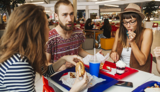Food Court, un trend in crescita che piace alla Gen Z perché sono “luoghi di incontro”