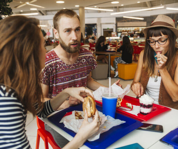 Food Court, un trend in crescita che piace alla Gen Z perché sono “luoghi di incontro”