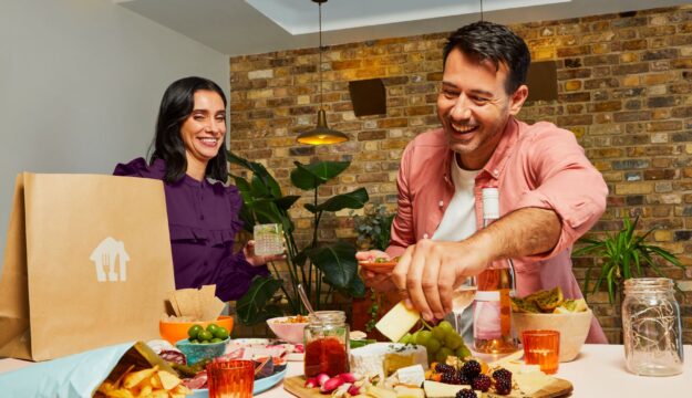 Napoli regina del “delivery social”: il 70% ordina cibo in compagnia