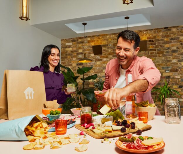 Napoli regina del “delivery social”: il 70% ordina cibo in compagnia