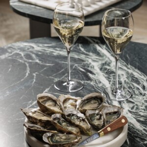 Ostriche & Franciacorta, l’inedito pairing che conquista i francesi e ribalta le tradizioni 
