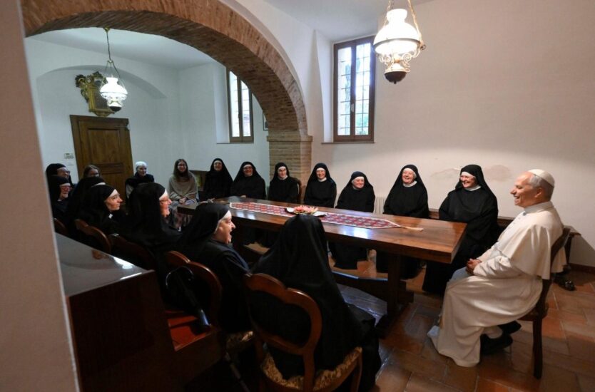 Il Papa con le suore agostiniane a Montefalco (ph: VaticanMedia) 