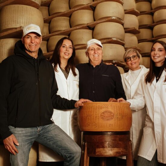 La “Società agricola dall’Aglio” del Parmigiano Reggiano “Bandiera Verde Gold” 2025 (ph: Facebook)