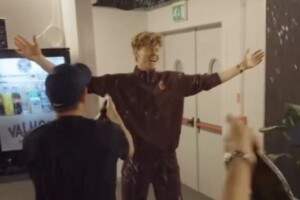 Sinner trionfa e festeggia con l’Asti Docg, ma per i media le bollicine sono Champagne 