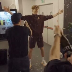 Sinner trionfa e festeggia con l’Asti Docg, ma per i media le bollicine sono Champagne 