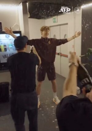 Sinner trionfa e festeggia con l’Asti Docg, ma per i media le bollicine sono Champagne 