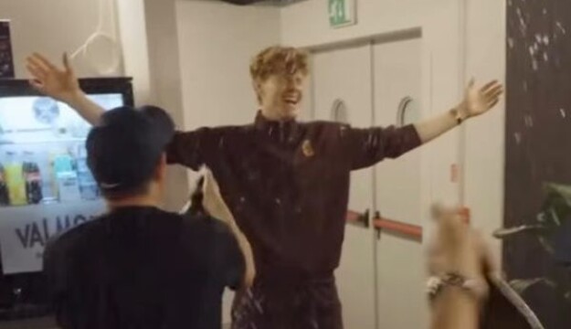 Sinner trionfa e festeggia con l’Asti Docg, ma per i media le bollicine sono Champagne 