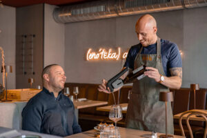 Nasce la prima guida dedicata ai migliori locali per il vino al bicchiere: a firmarla è Coravin