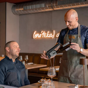 Nasce la prima guida dedicata ai migliori locali per il vino al bicchiere: a firmarla è Coravin