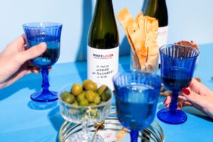 Sodamore, il brand di Luca Argentero & soci, lancia un vino dealcolato: il bianco “Whitelover”