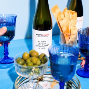 Sodamore, il brand di Luca Argentero & soci, lancia un vino dealcolato: il bianco “Whitelover”