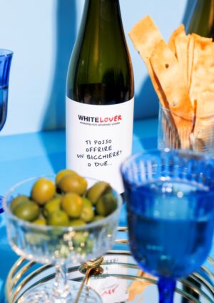 Sodamore, il brand di Luca Argentero & soci, lancia un vino dealcolato: il bianco “Whitelover”