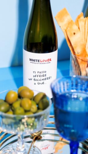 Sodamore, il brand di Luca Argentero & soci, lancia un vino dealcolato: il bianco “Whitelover”