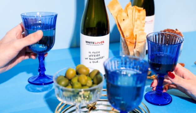 Sodamore, il brand di Luca Argentero & soci, lancia un vino dealcolato: il bianco “Whitelover”