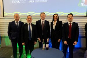 Il tricolore sui vini della Capitale: anche le bottiglie della Roma Doc hanno la nuova fascetta