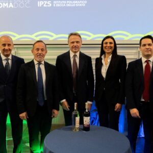 Il tricolore sui vini della Capitale: anche le bottiglie della Roma Doc hanno la nuova fascetta