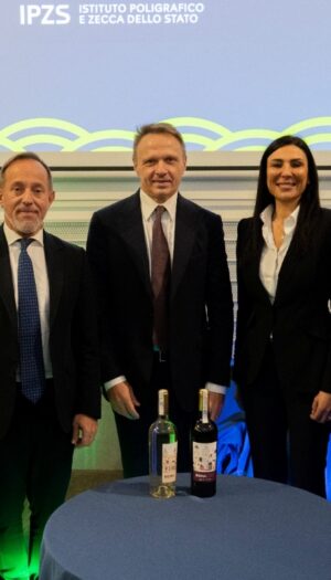 Il tricolore sui vini della Capitale: anche le bottiglie della Roma Doc hanno la nuova fascetta