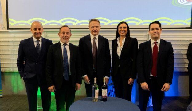 Il tricolore sui vini della Capitale: anche le bottiglie della Roma Doc hanno la nuova fascetta