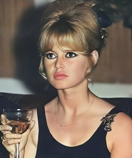 Sono tante le immagine che ritraggono BB con un calice di Champagne 