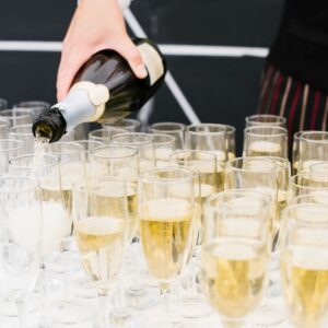 Le bollicine italiane brindano al nuovo record: oltre 100 milioni di bottiglie stappate per le feste